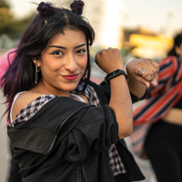 foto de un grupo de adolescentes hispanos bailando hip hop con el foco en una mujer con una sonrisa traviesa